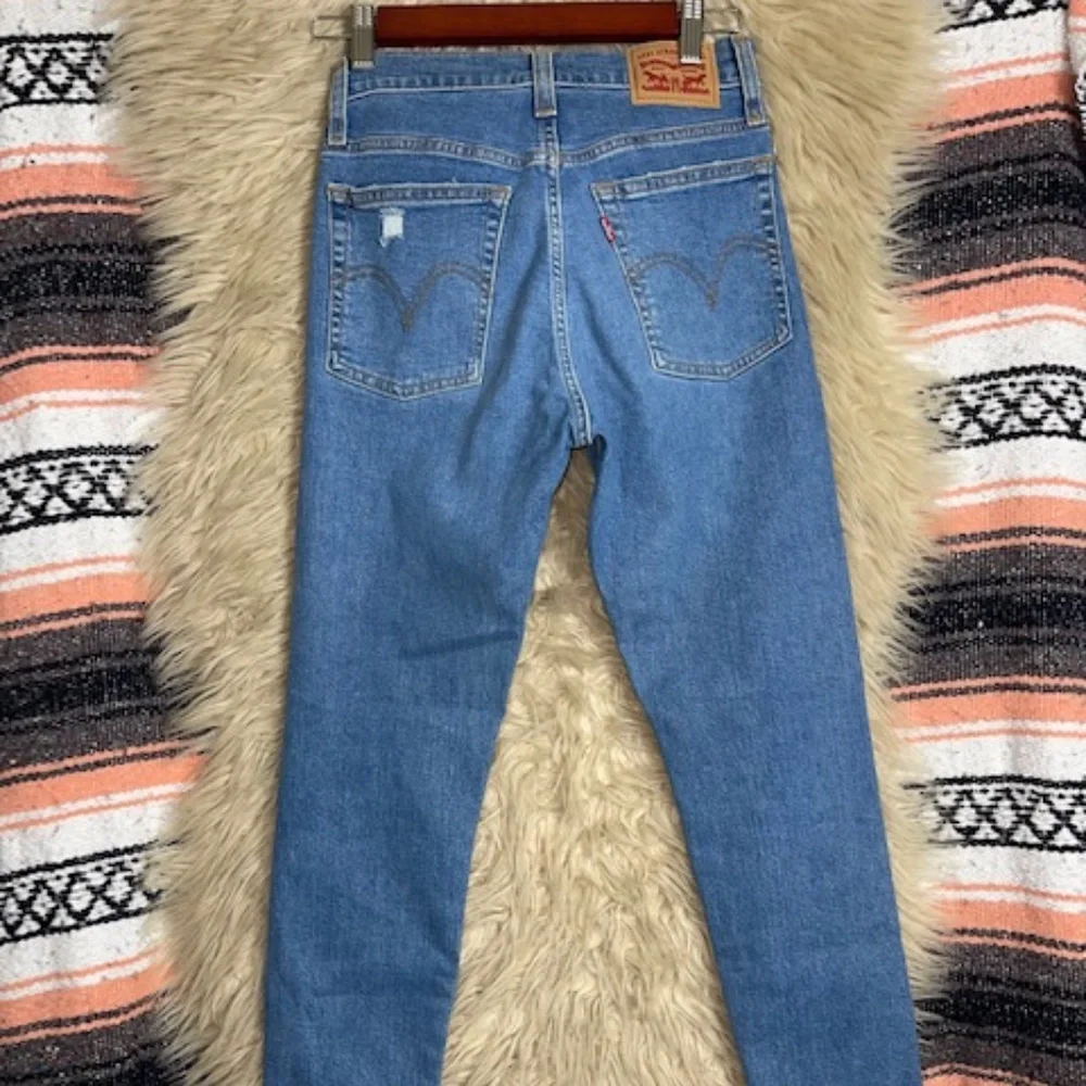 Levi's • 'Wedgie' Skinny Jean • Blue Distressed • 26 - Picture 12 of 13